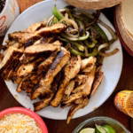 Fajitas de pollo con pimientos y tortillas