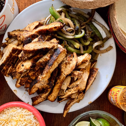 Fajitas de pollo con pimientos y tortillas