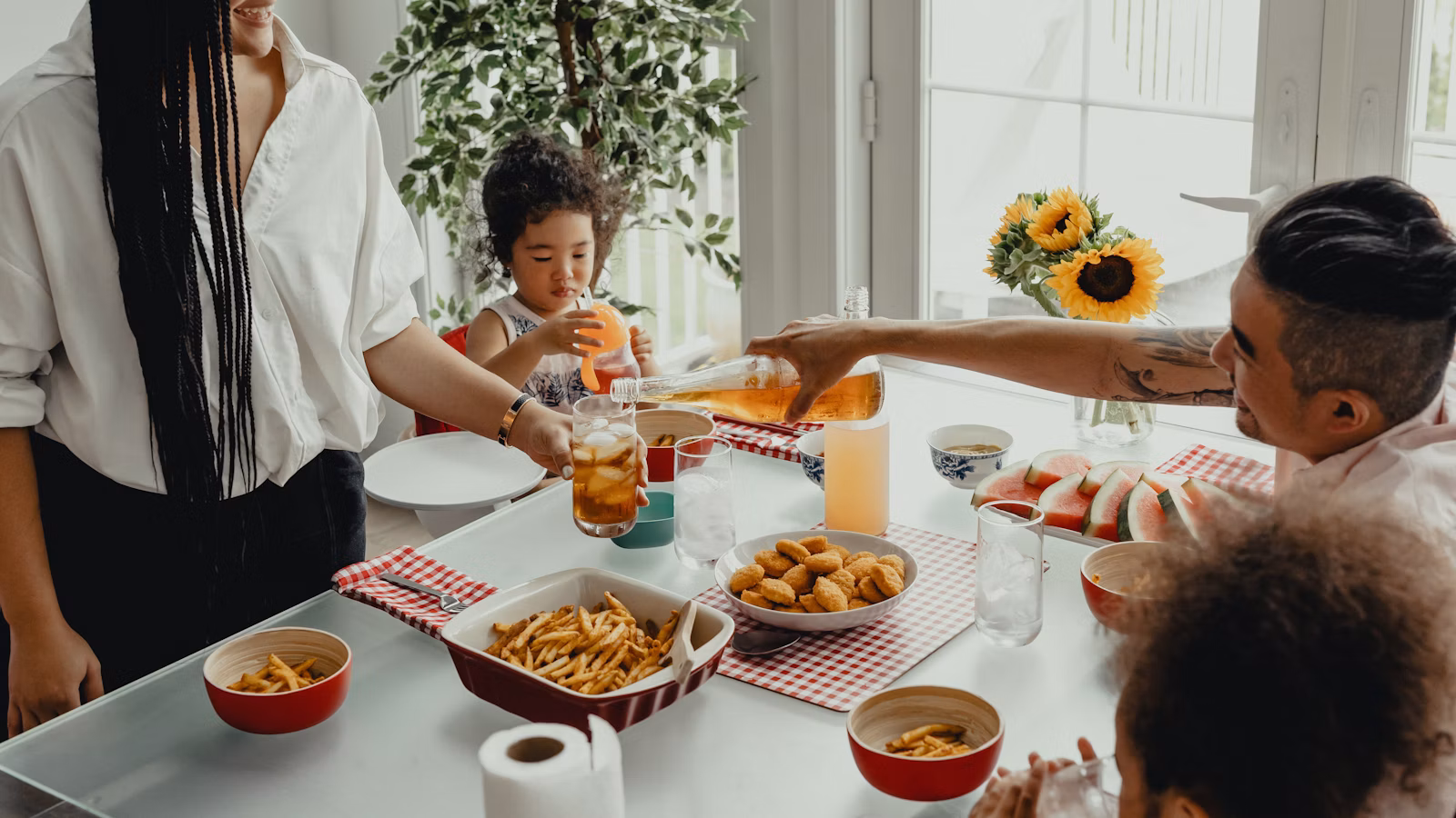 Familia compartiendo una comida casera