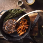 Filete mignon dorado en sartén de hierro