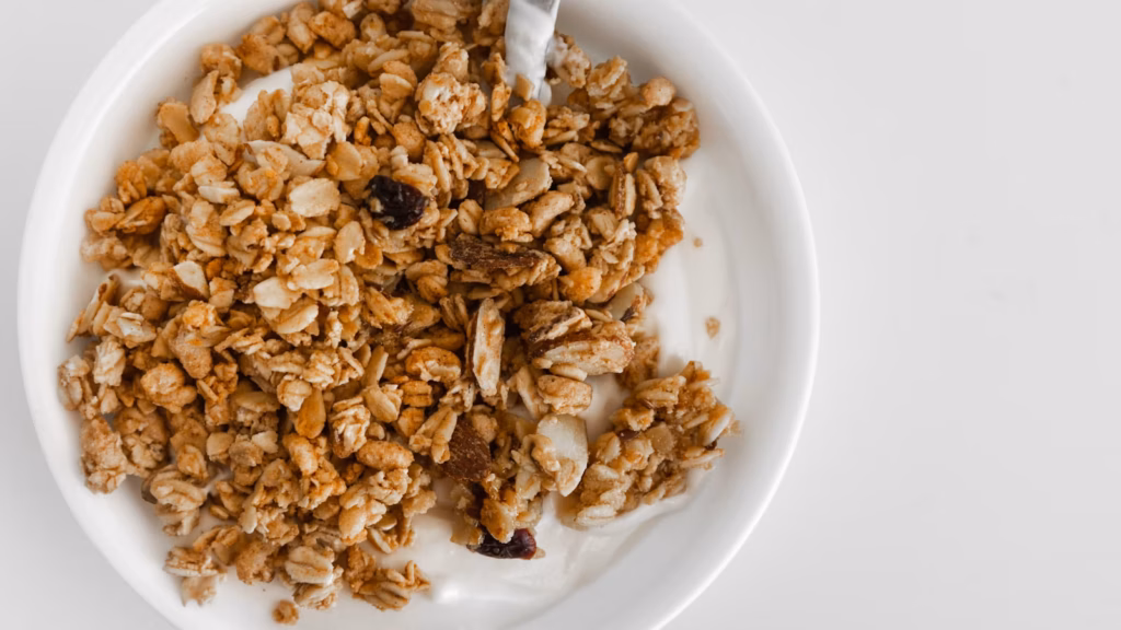 Granola de avena en un tazón