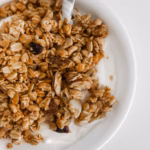 Granola de avena en un tazón