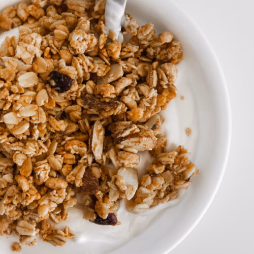 Granola de avena en un tazón