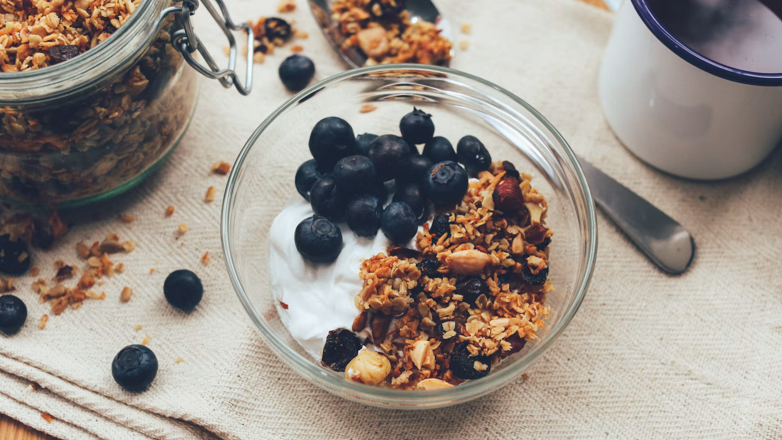 Granola casera lista para servir con fruta