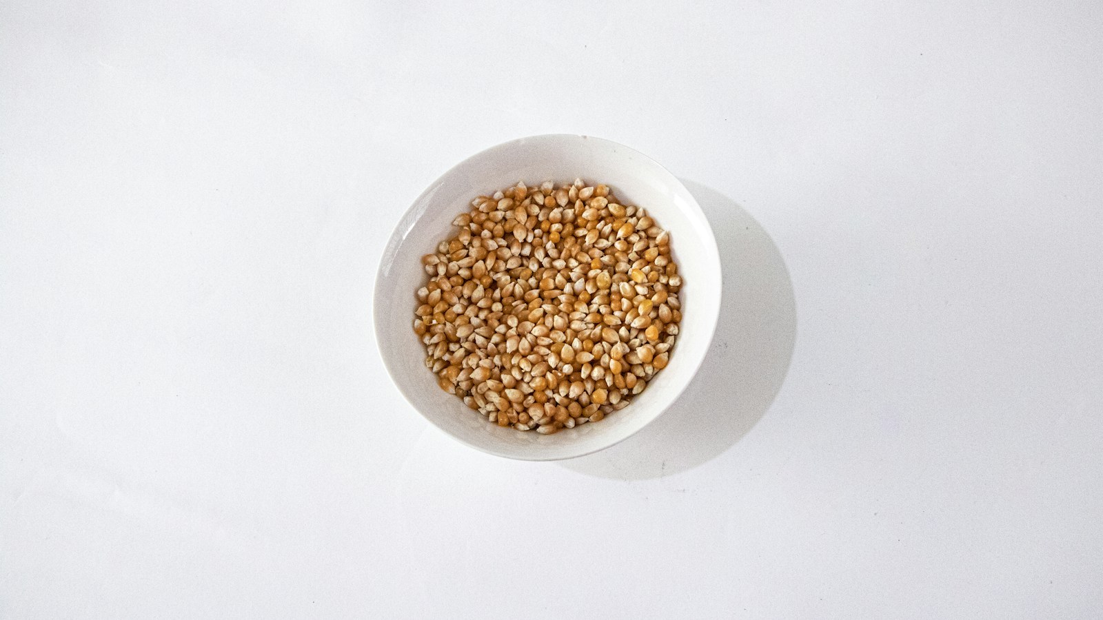 Granos de quinoa cruda en un tazón
