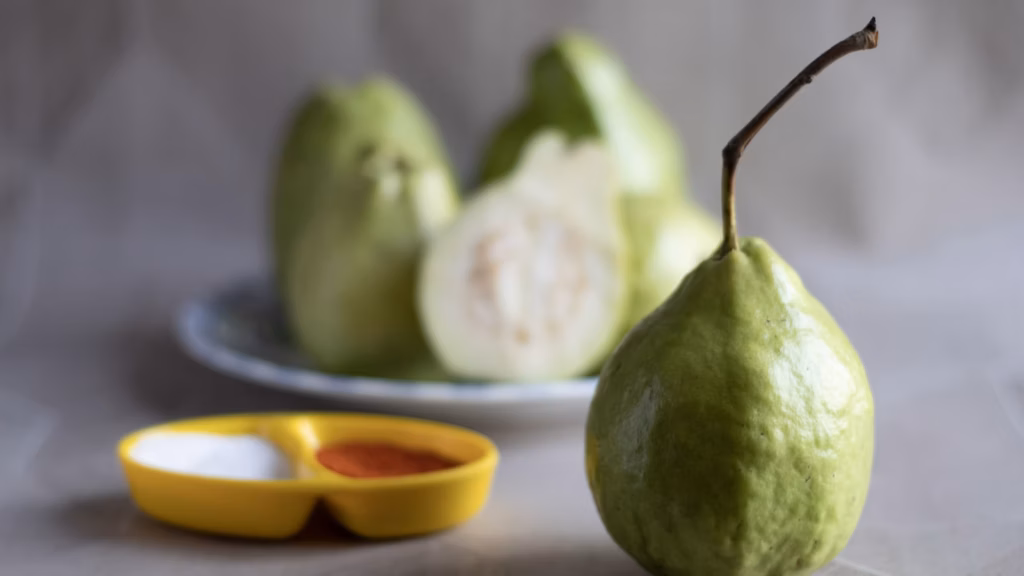 Guayaba cortada para comer con sal y chile