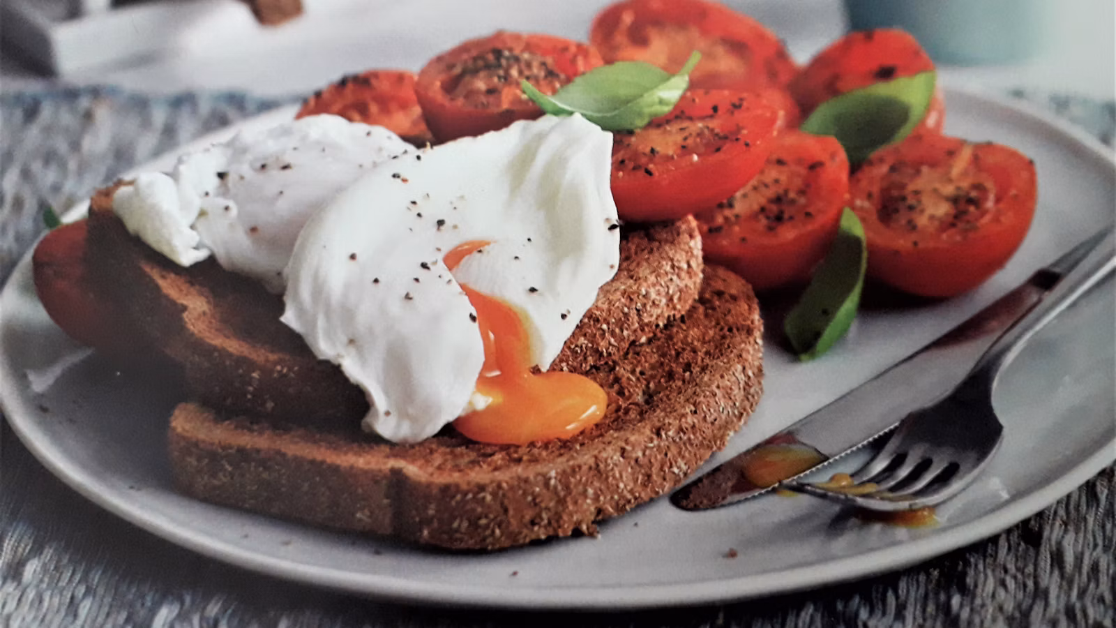Huevo pochado sobre pan tostado como paso para huevos benedictinos
