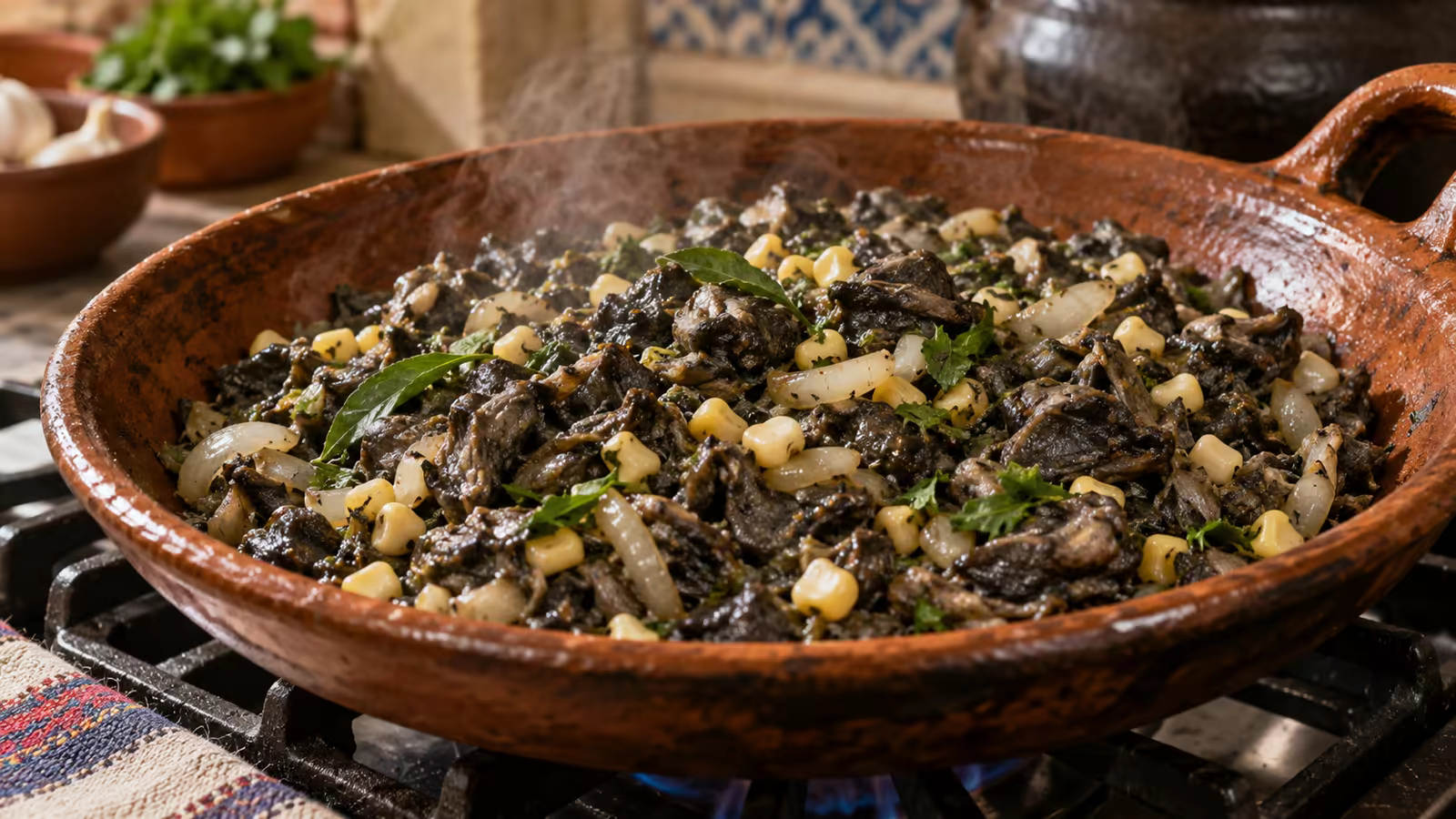 Huitlacoche cocinado con cebolla