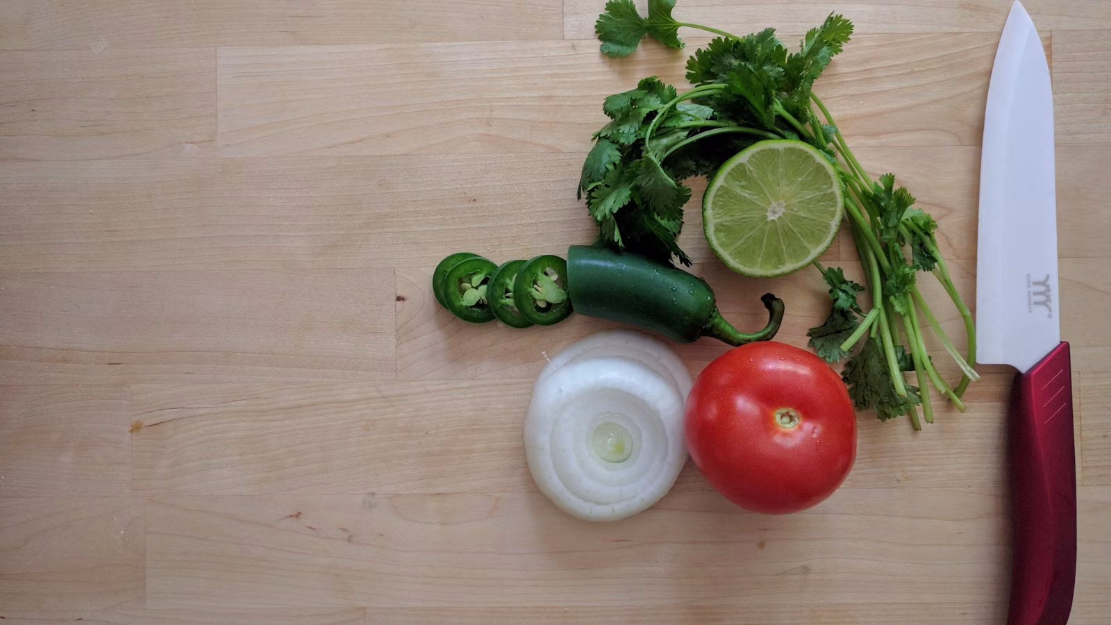 Ingredientes frescos para pico de gallo de tomate