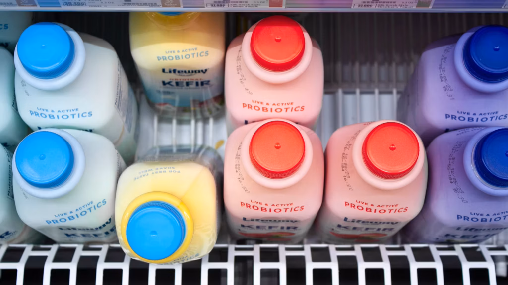 Envases de kéfir y otras bebidas lácteas en el refrigerador