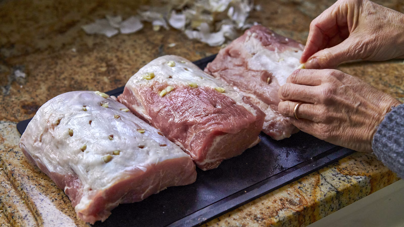 La mejor receta de pierna con adobo de guajillo