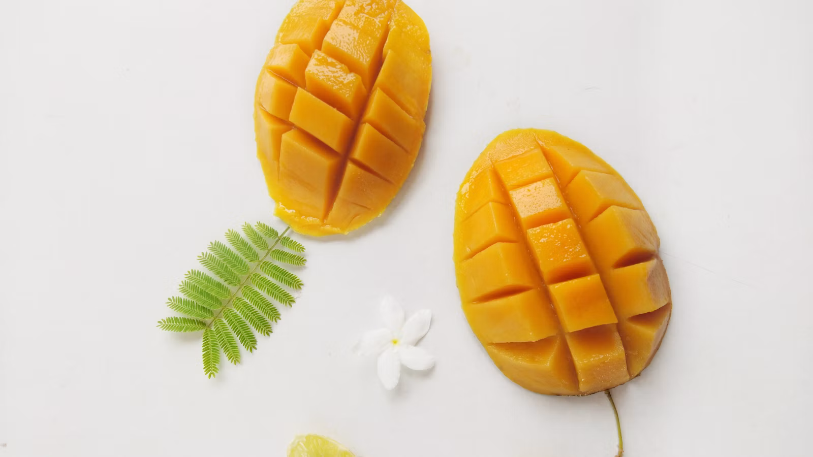 Dos mitades de mango cortadas en cubos