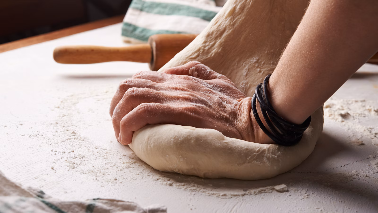 Manos trabajando una masa de pan