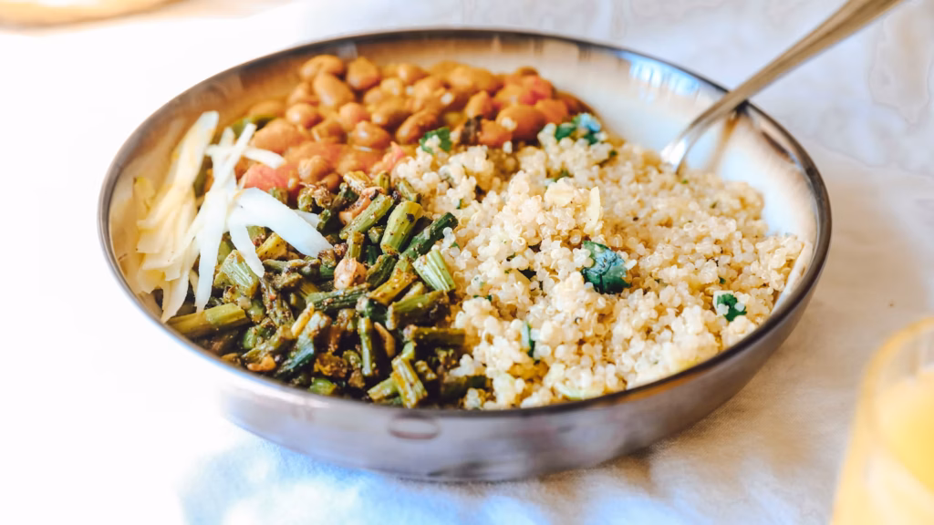Menú brasileño con arroz frijoles y verduras