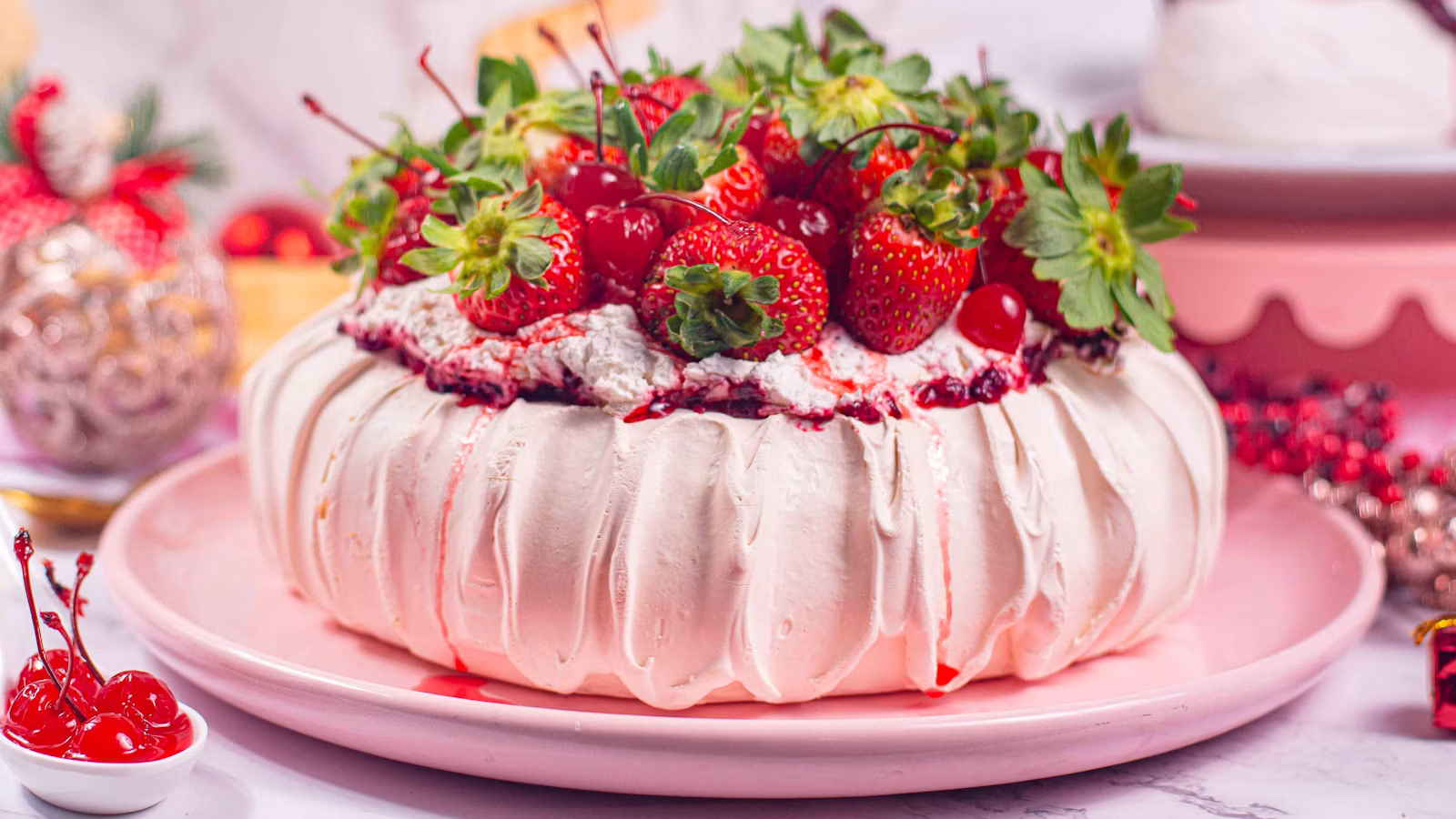 Postre de merengue coronado con fresas frescas