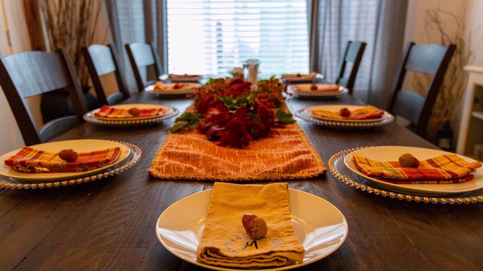 Mesa casera con platos para compartir