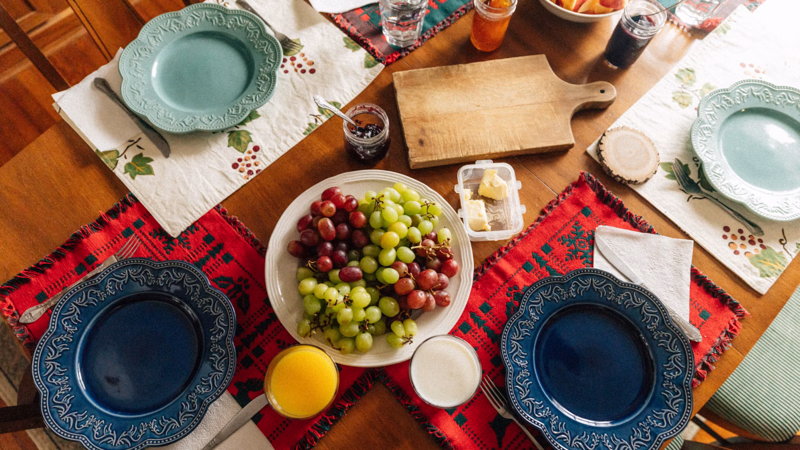 Mesa con frutas queso y platos caseros