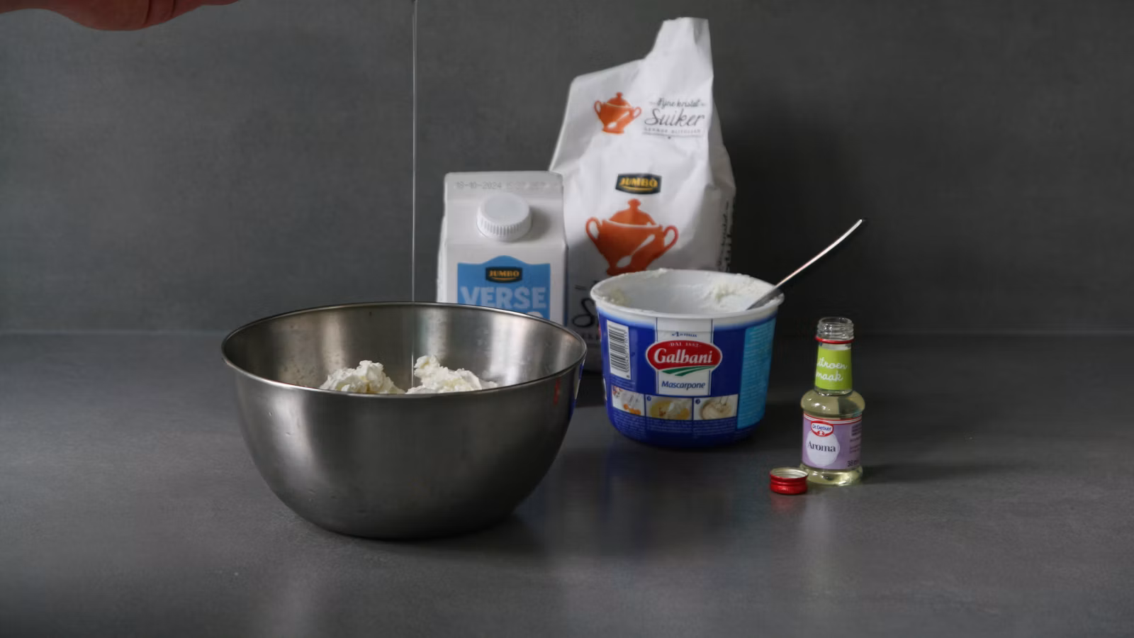 Persona mezclando ingredientes de repostería