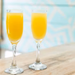Mimosa de naranja en una mesa de brunch