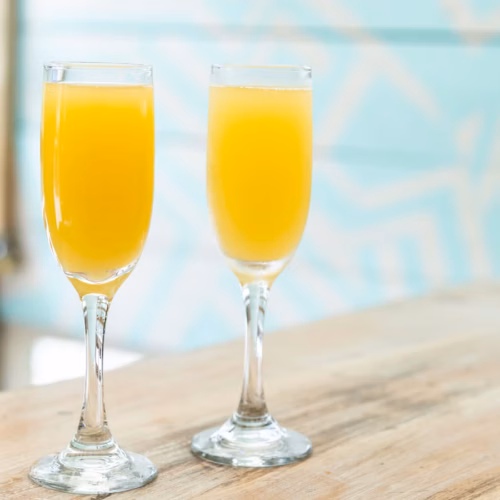 Mimosa de naranja en una mesa de brunch