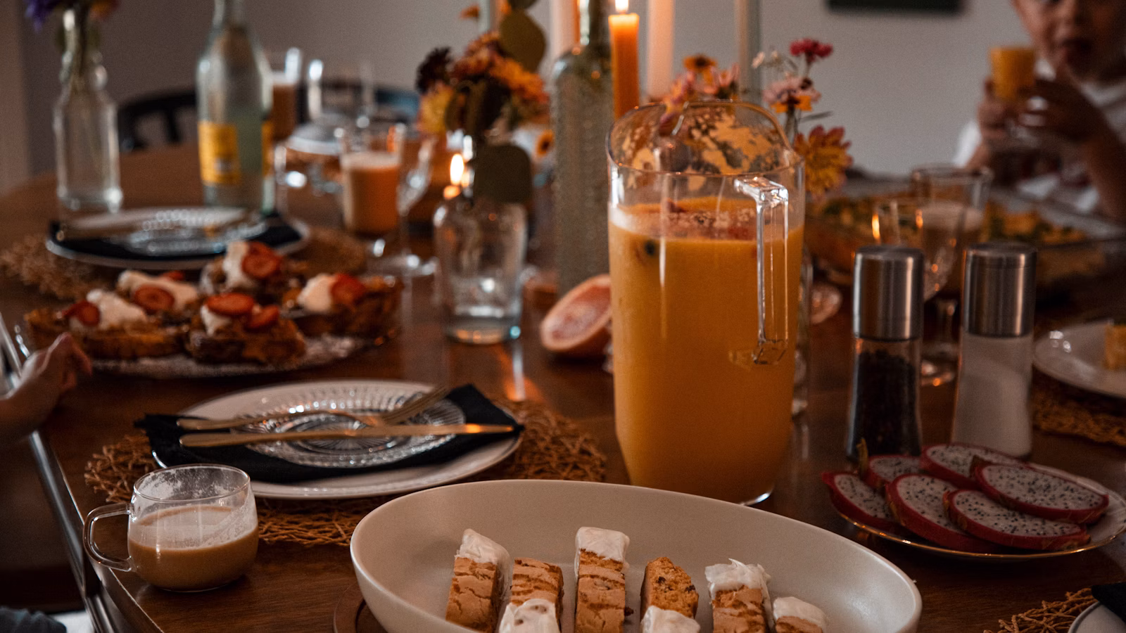 Mimosa servida con un brunch casero