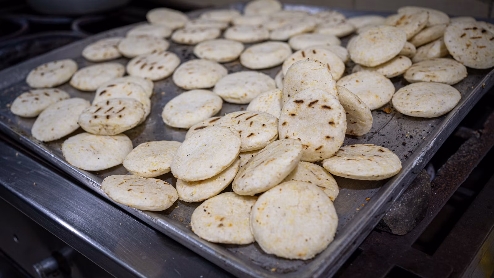 Mini arepas de maíz doradas, una forma pequeña de servir arepas