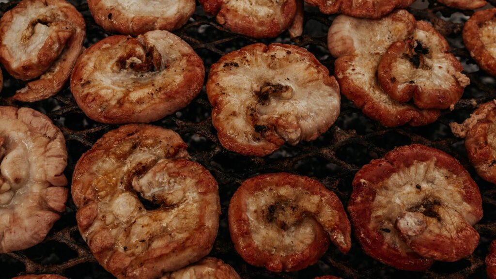 Mollejas de res cocinándose sobre una parrilla