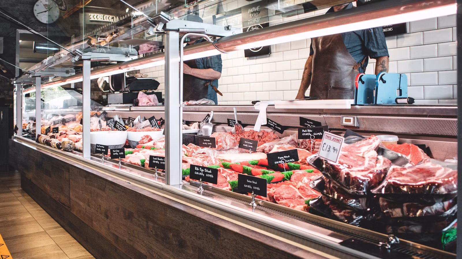 Mostrador de carnicería con diversos cortes de carne