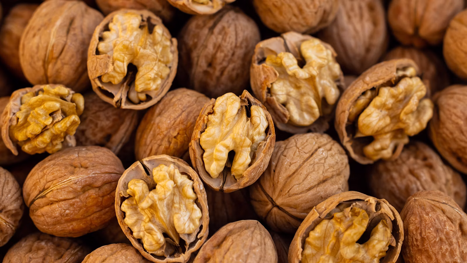 Nueces de Castilla enteras y mitades abiertas en primer plano