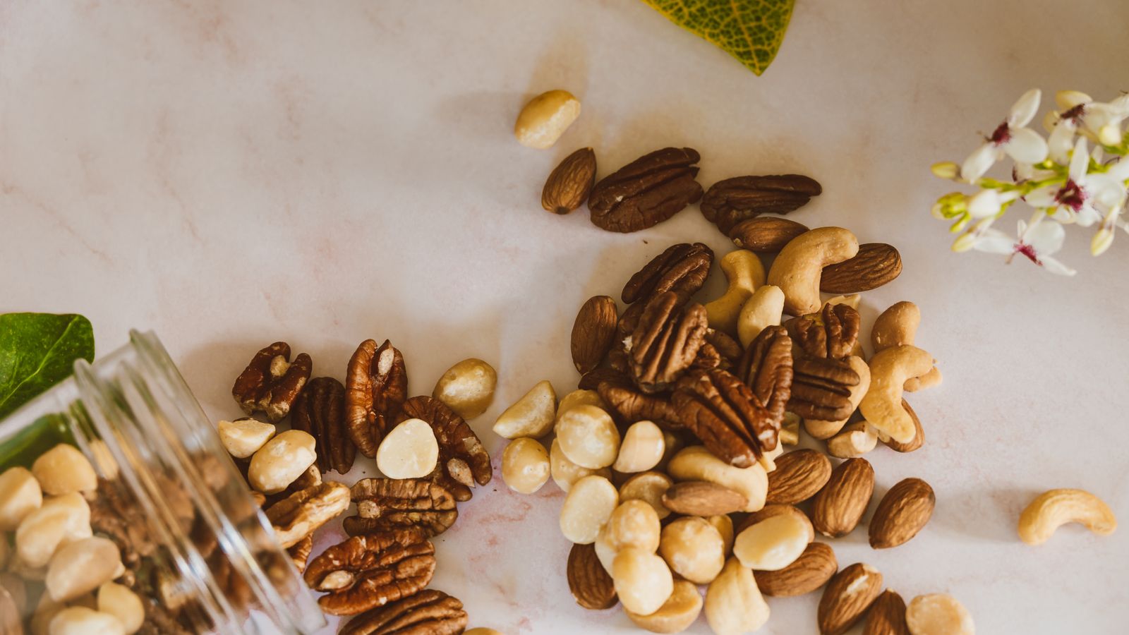 Mezcla de nueces con pecanas para la base de un mostachón de fresas