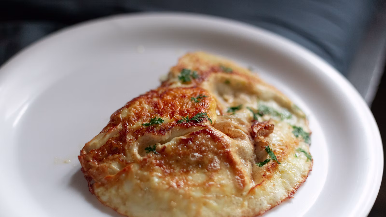 Omelette dorado con relleno de verduras