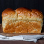 Pan brioche casero dorado sobre una mesa