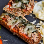 Pastel de carne casero rebanado y servido en un plato