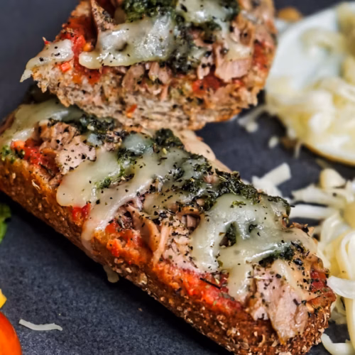 Pastel de carne casero rebanado y servido en un plato