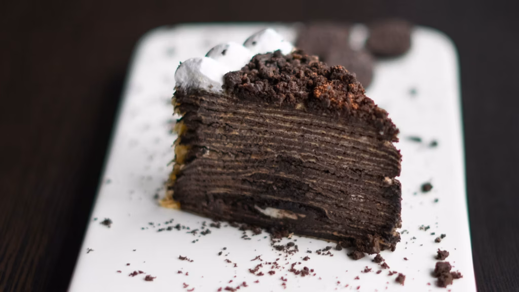 Rebanada de pastel de crepas con capas finas y crema de cacao
