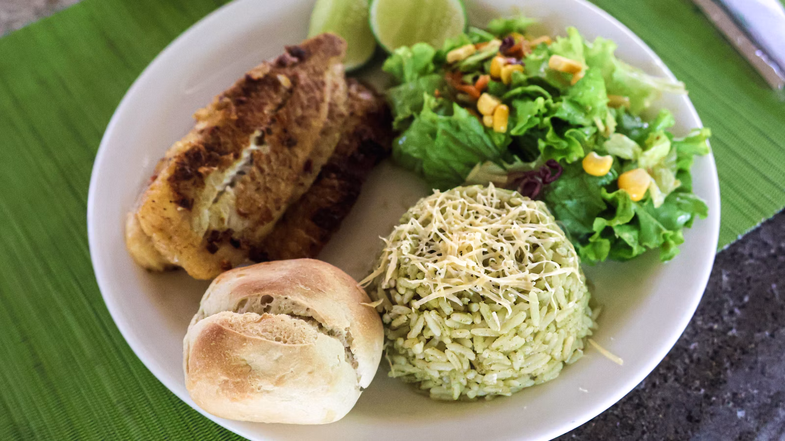 Pescado con arroz y ensalada al estilo casero