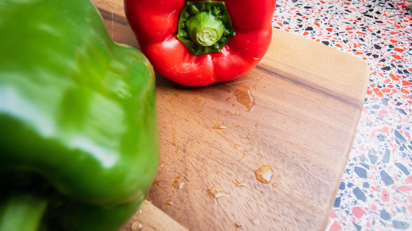Pimiento verde fresco para preparar fajitas de pollo