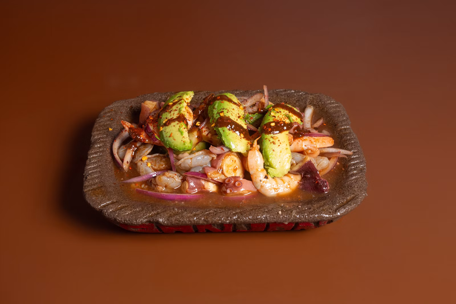 Plato de camarones recién cocinados en una mesa