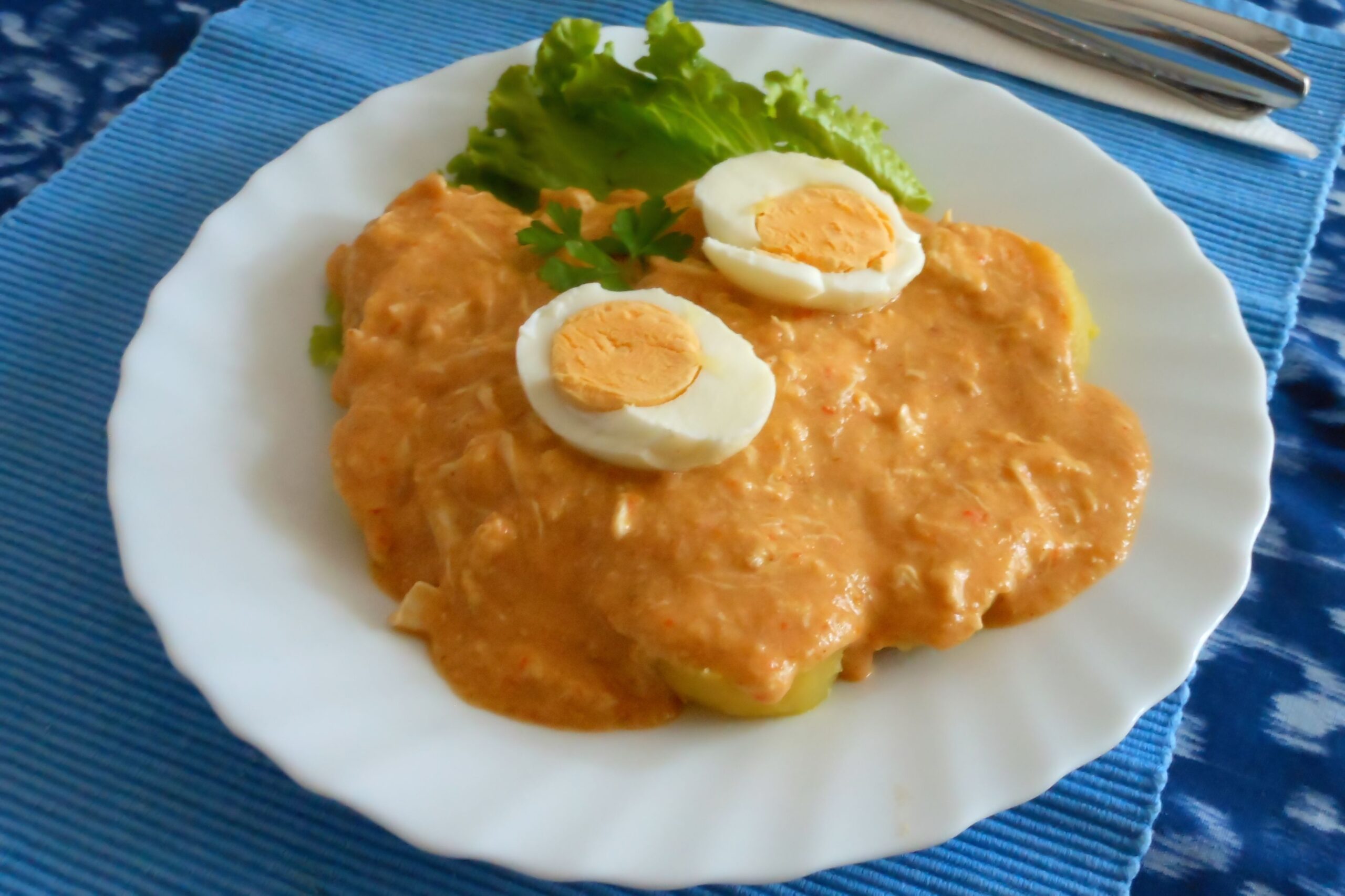 Otra presentación tradicional de ají de gallina con huevo
