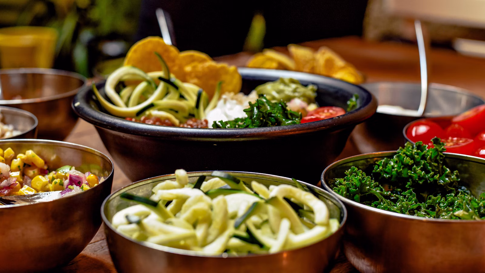 Plato vegetariano con legumbres y vegetales