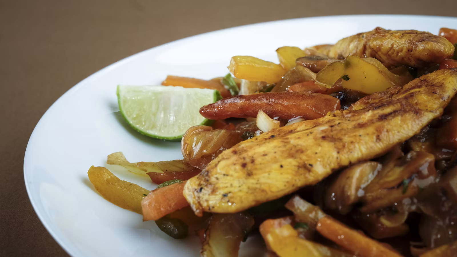 Pollo dorado con pimientos listo para servir