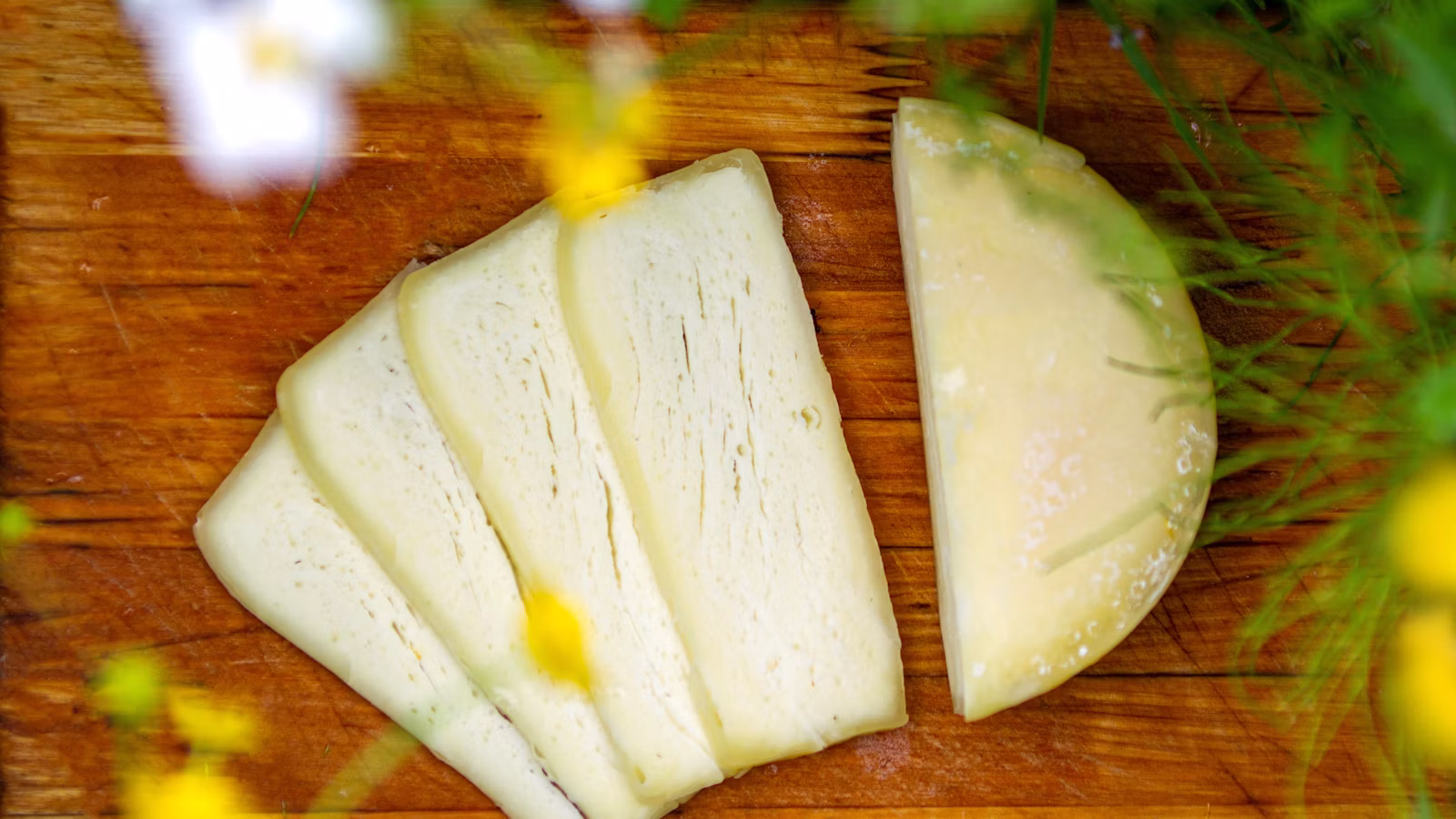 Porción de queso de pasta firme