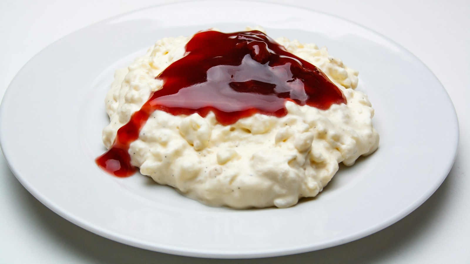 Postre de arroz cremoso servido frío