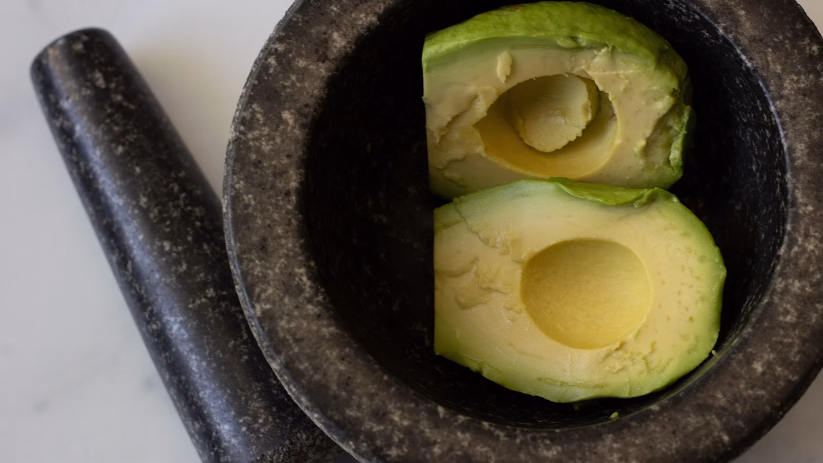 Preparación de guacamole con aguacates
