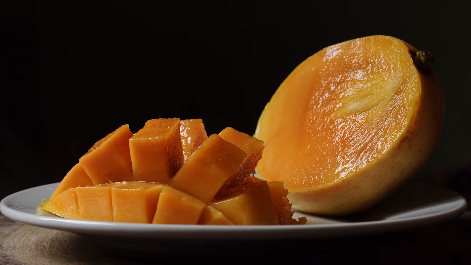 Mango partido con trozos de pulpa sobre un plato