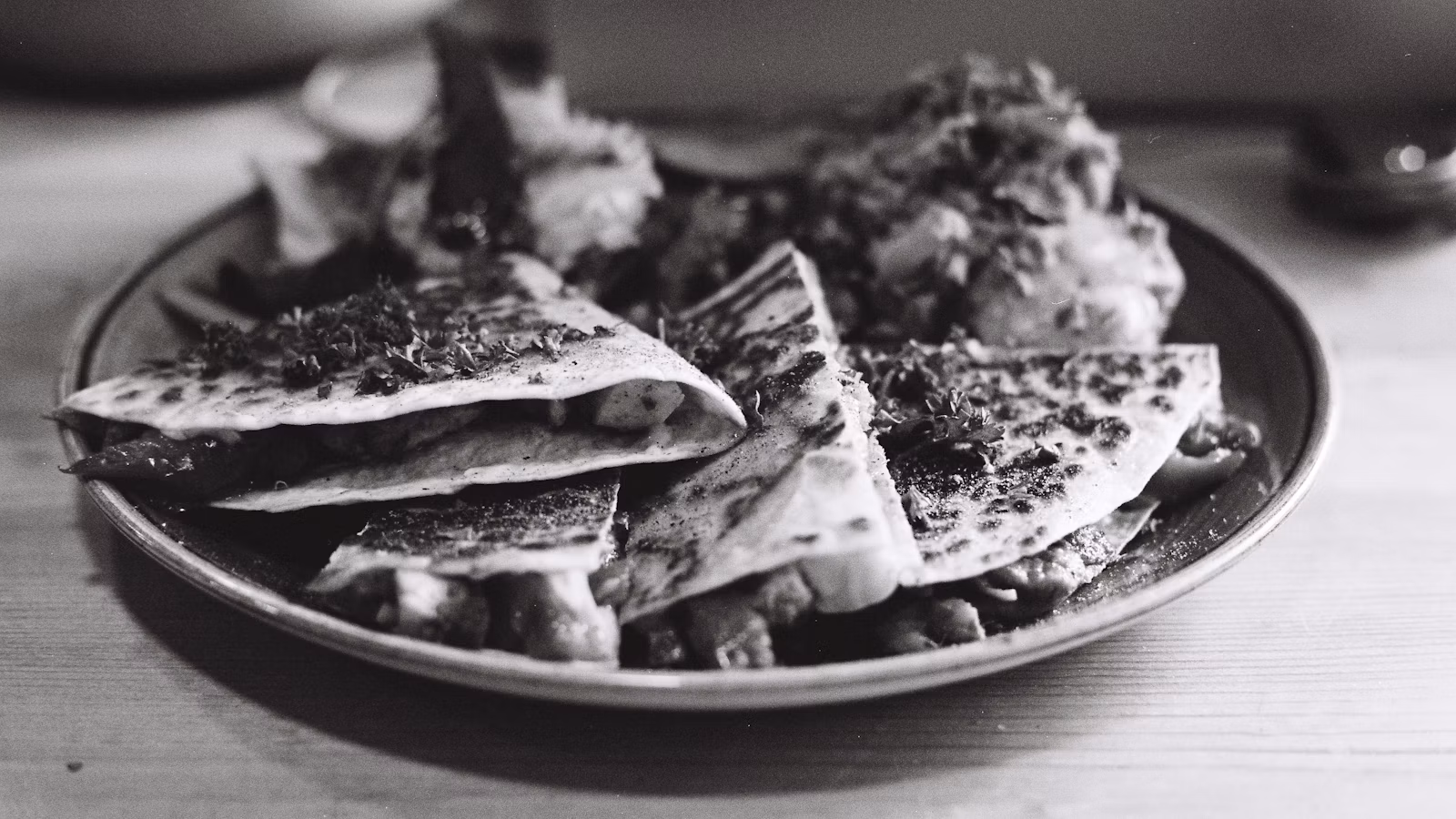 Recetas para la cena: quesadillas servidas con una ensalada fresca