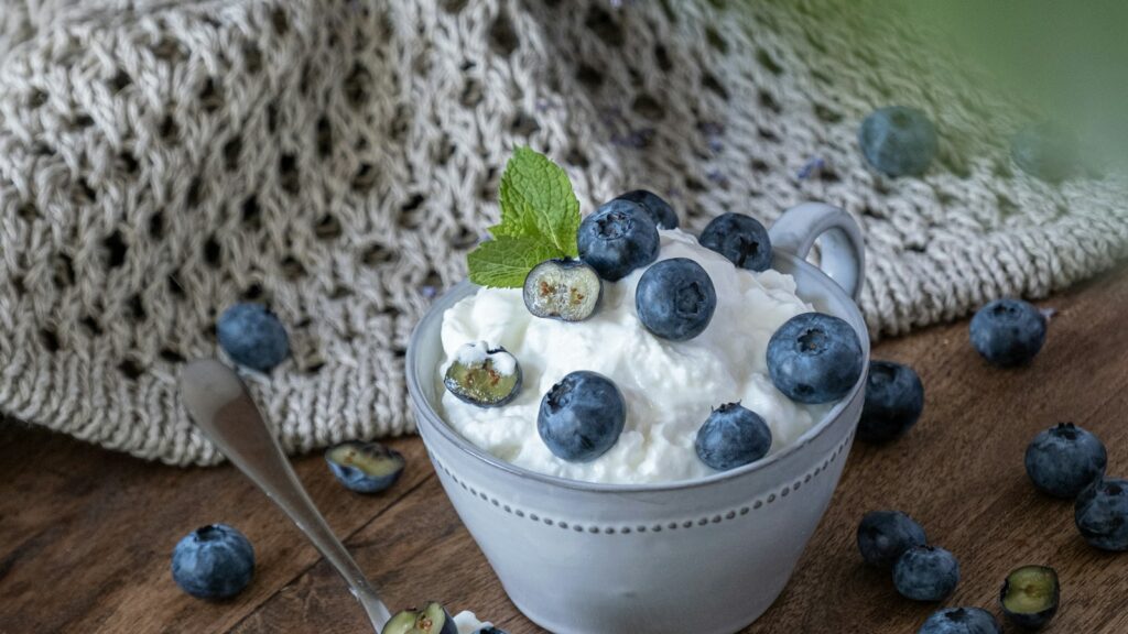 Queso cottage con arándanos frescos en un recipiente