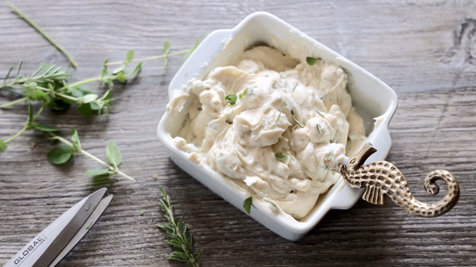 Queso crema con otros ingredientes lácteos y hierbas