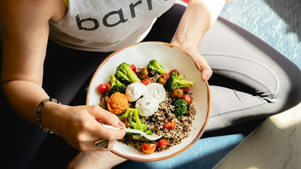 Tazón de quinoa cocida con vegetales