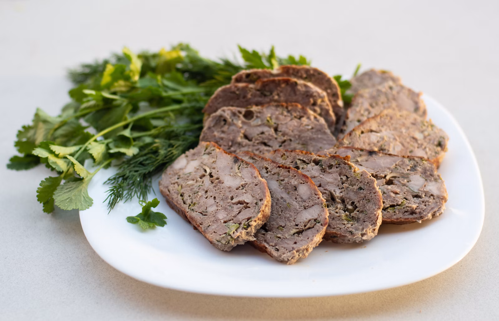 Rebanadas de pastel de carne jugoso con perejil fresco